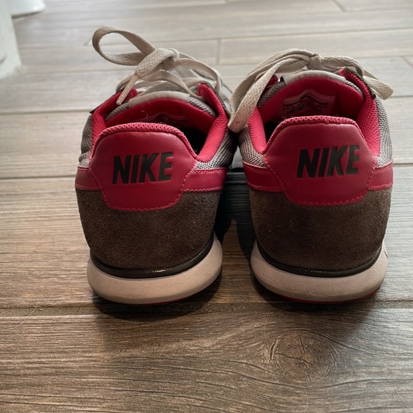 Women’s Nike shoes - Picture 2 of 5